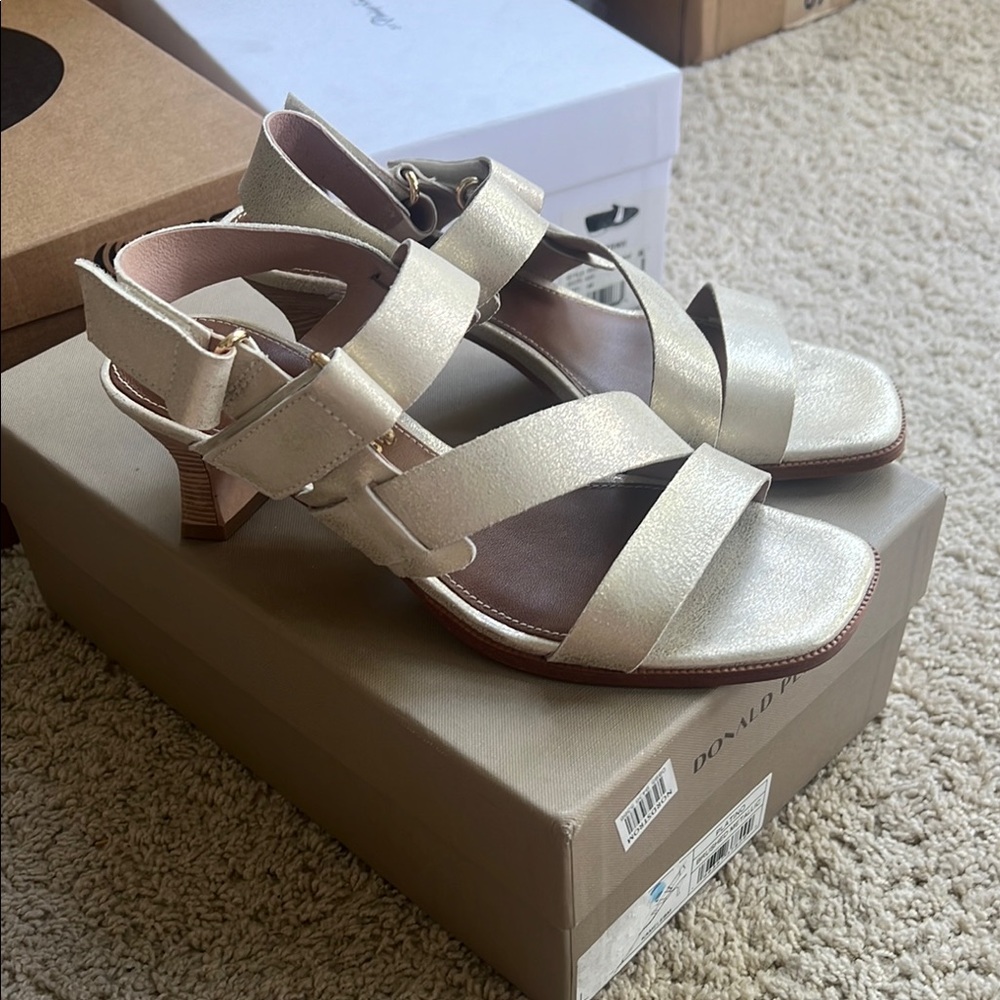 Donald Pliner Women's Kamele Brushed
Metallic Slingback Heel Platino size 7